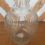 Carafe ancienne en verre avec bouchon