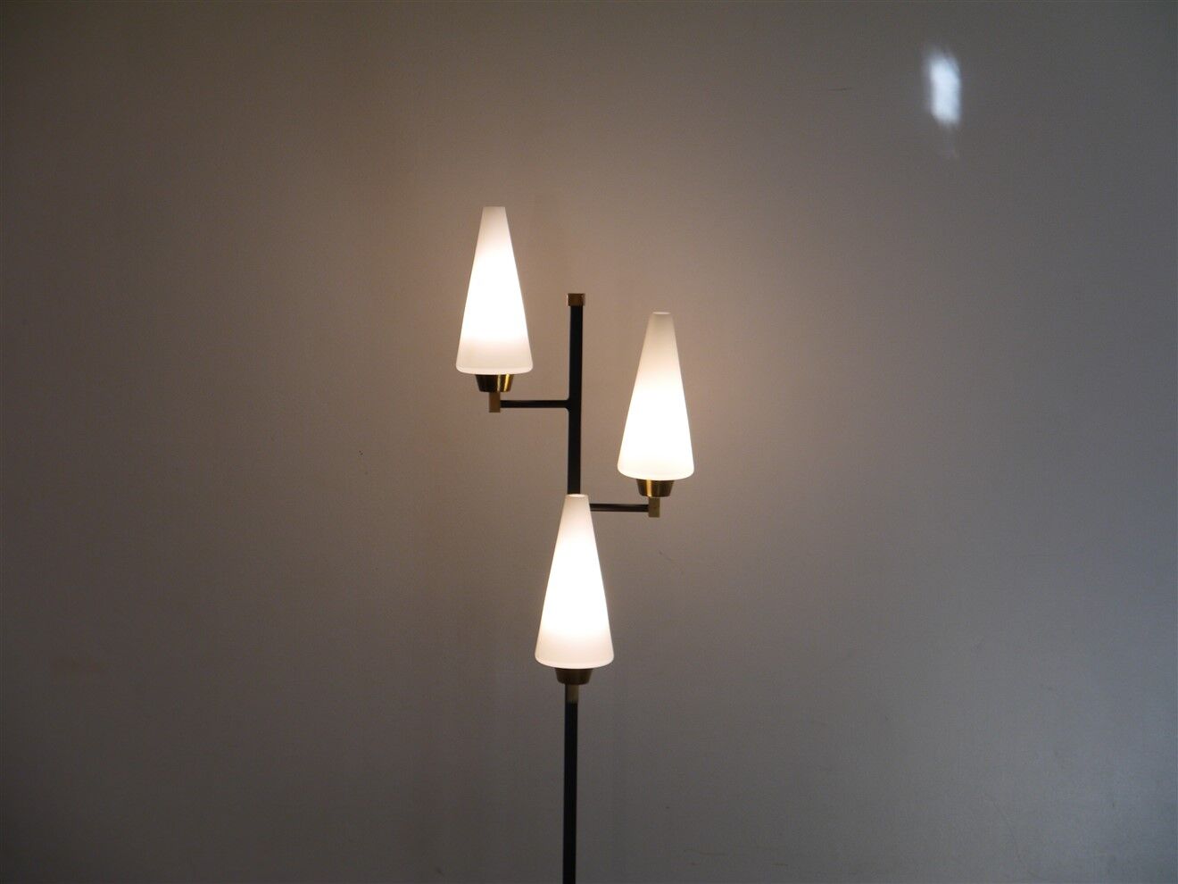 Vintage three-light floor lamp, in brass and opaline metal 1960