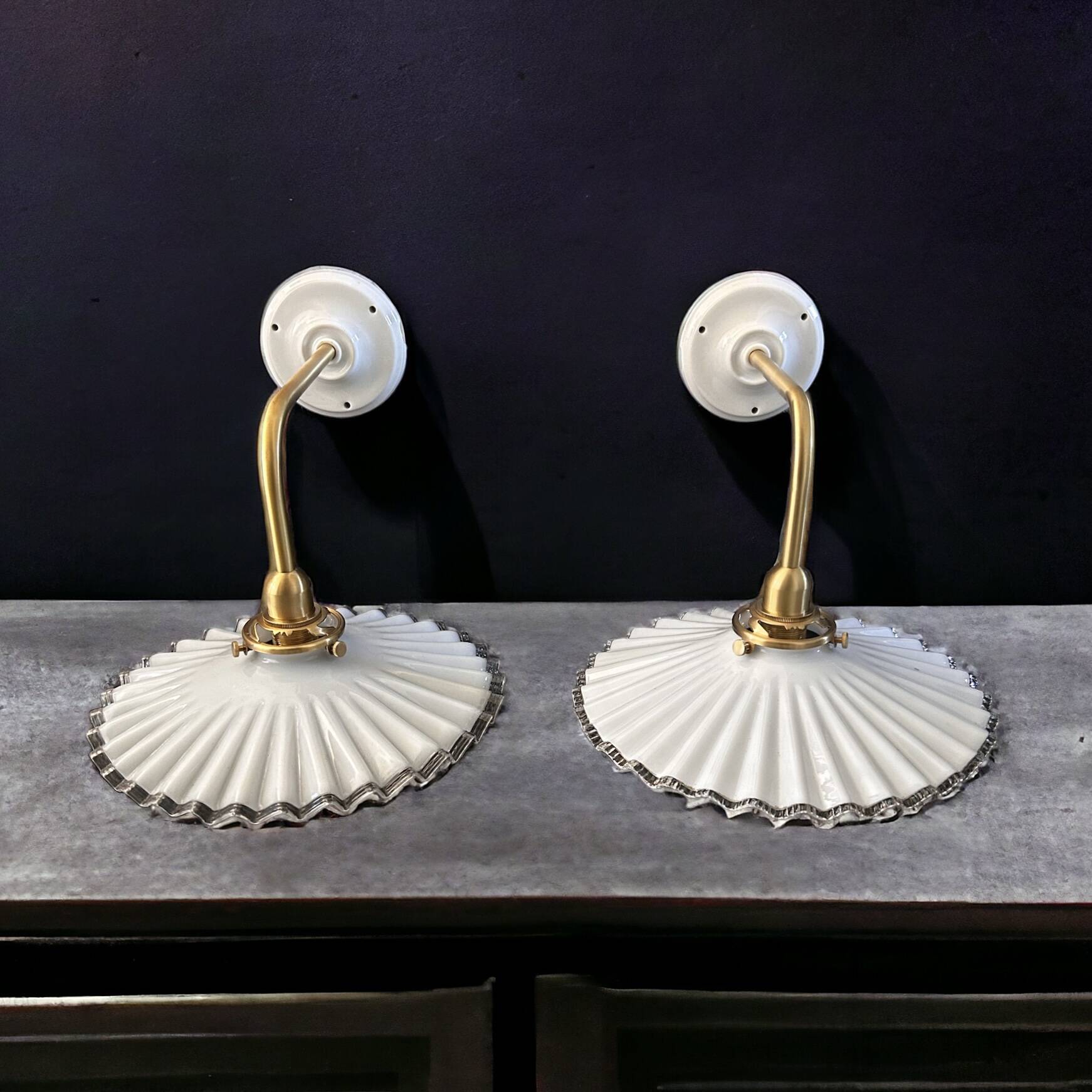 Paire d’appliques vintage en opaline plissée