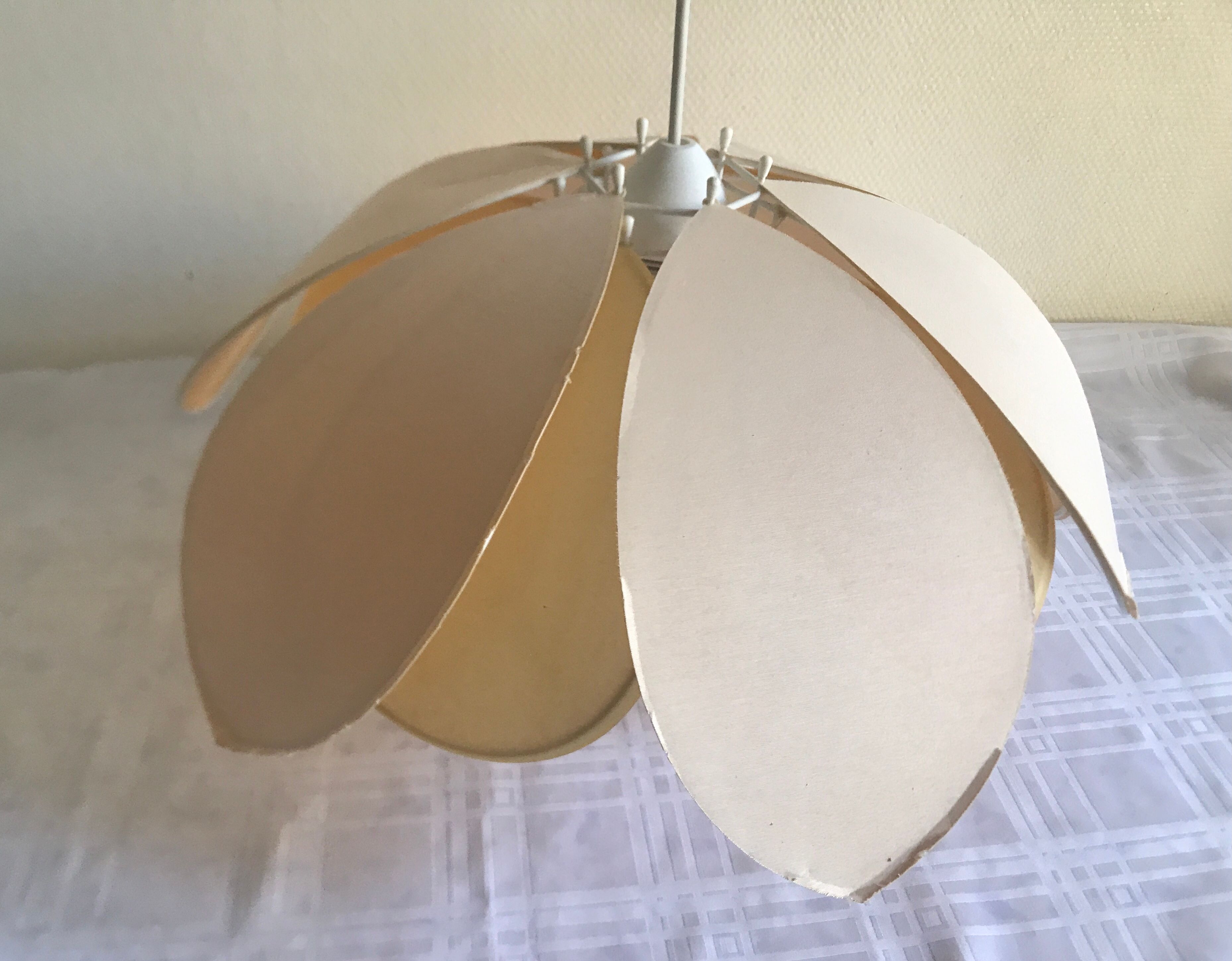 Suspension flower petals