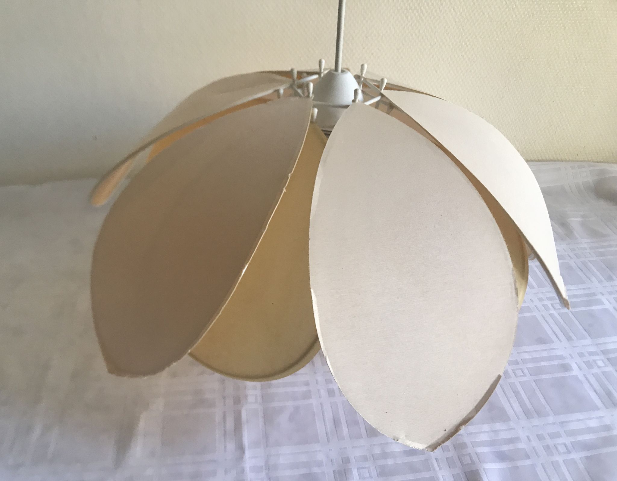 Suspension flower petals
