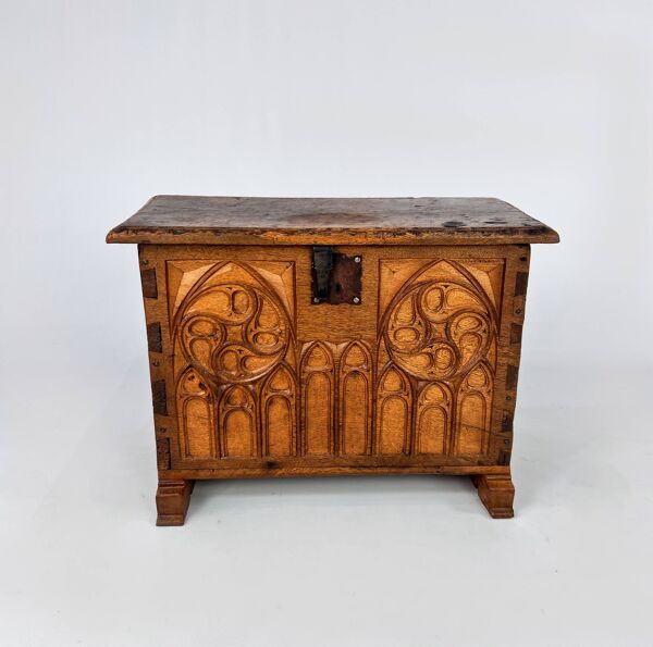 Commode Antique en Chêne avec Panneau Gothique Sculpté, 1900s