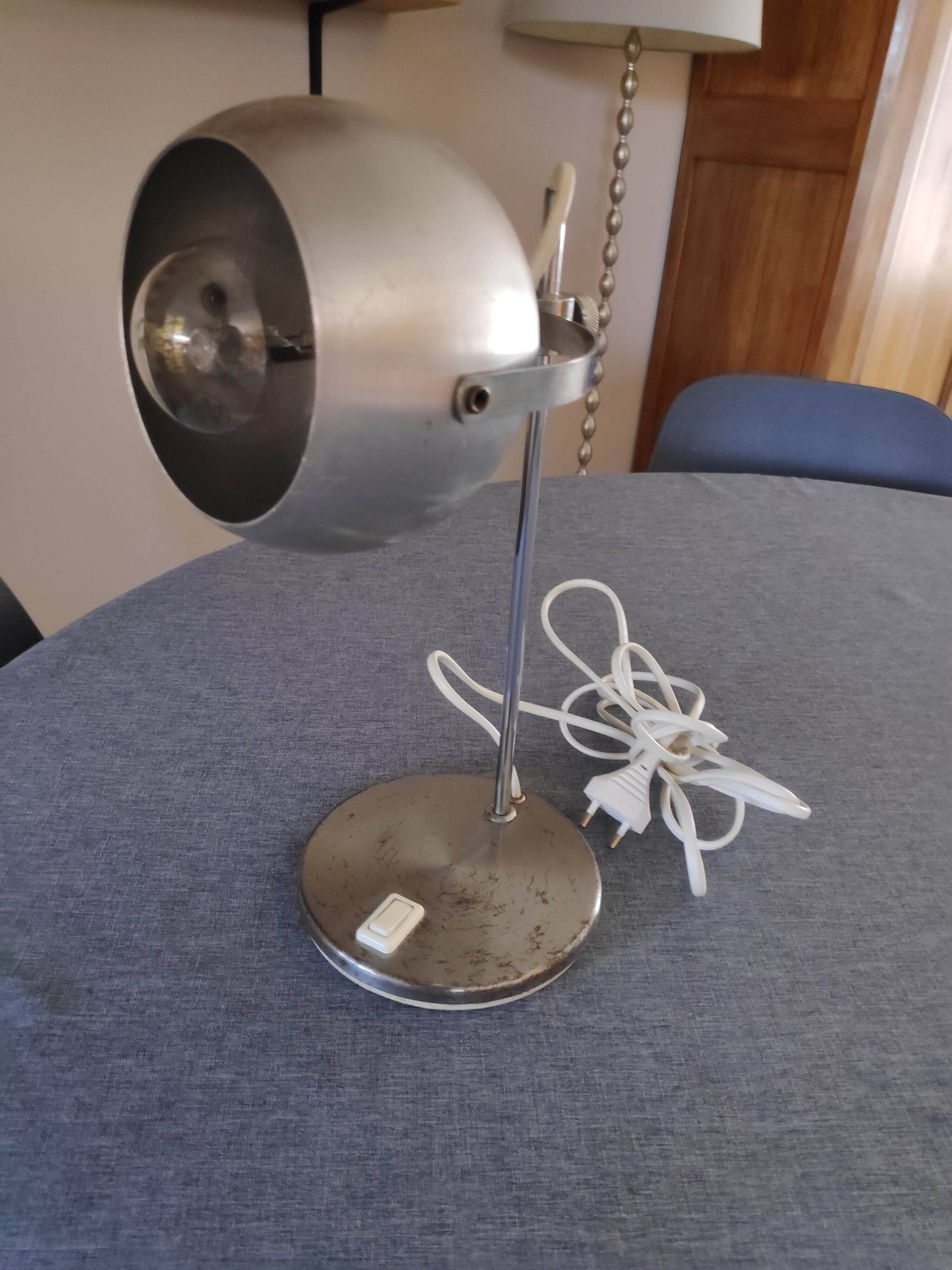 Eyeball metal articulated lamp