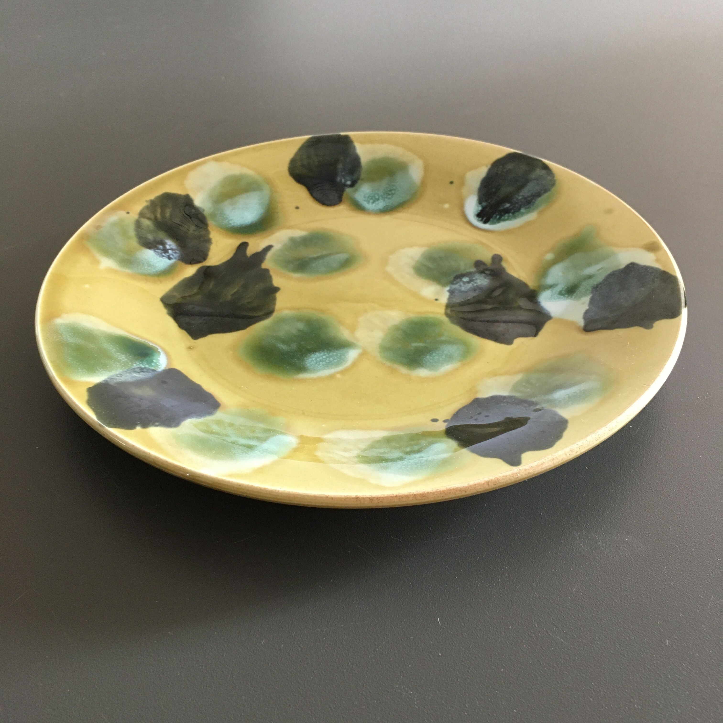 Speckled decorative plate