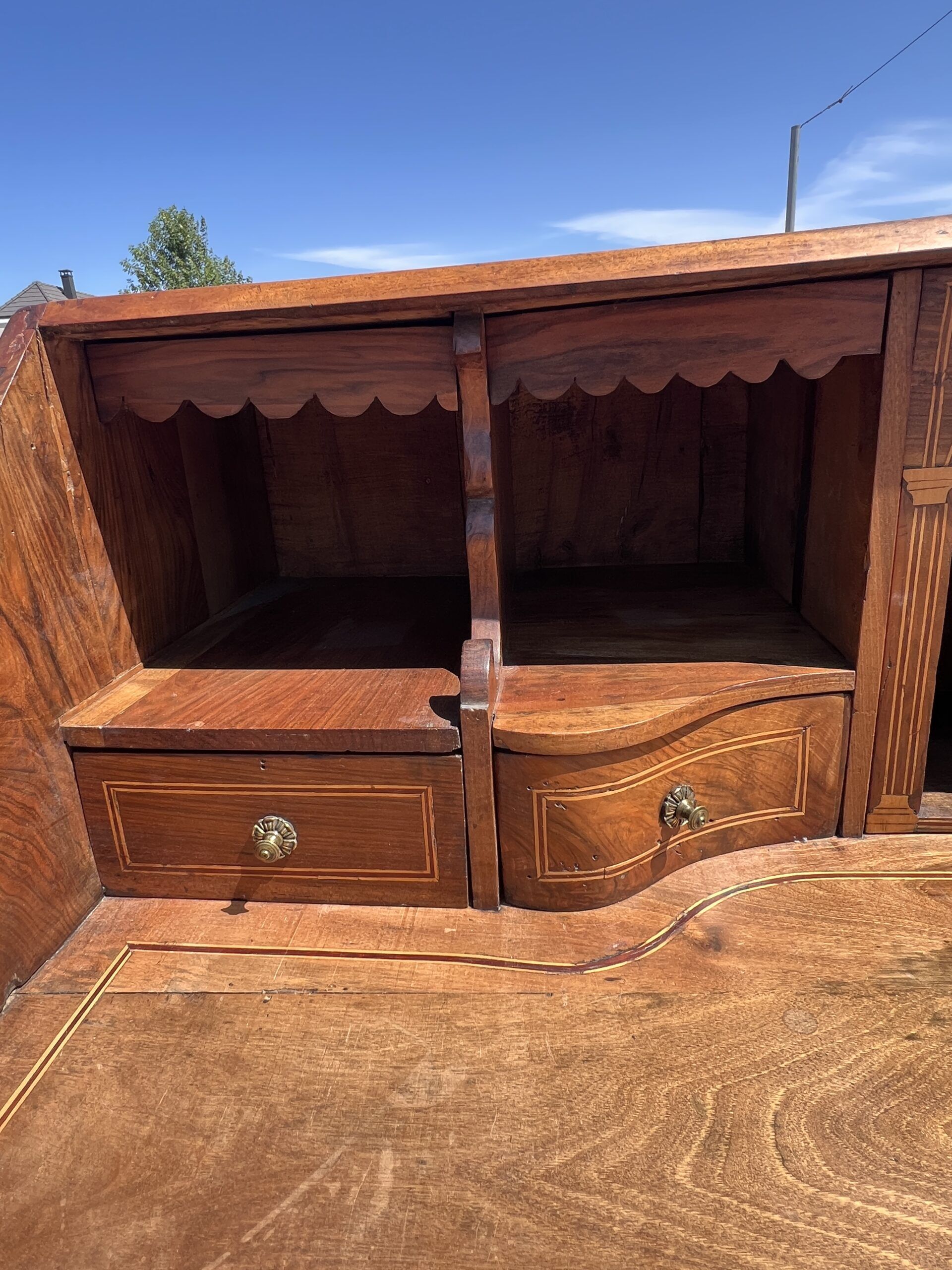 Writing cabinet, masterpiece of marquetry in solid cherry wood, late 18th, early 19th century.