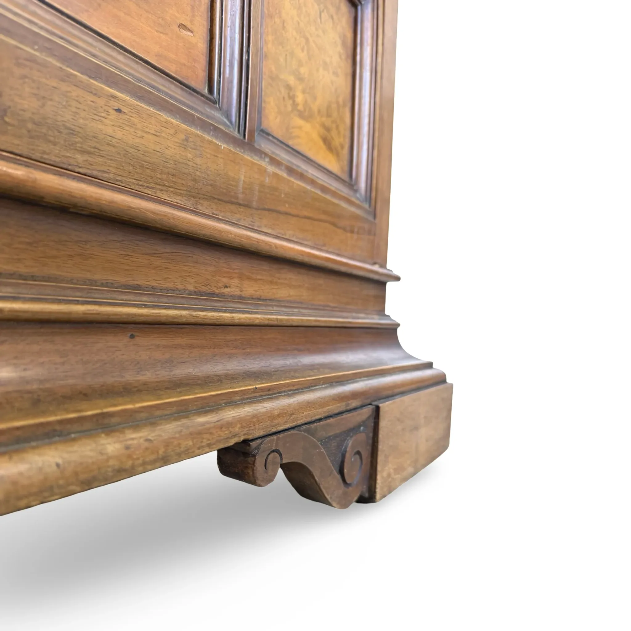 Elegant antique Italian chest of drawers, dating from the 20th century