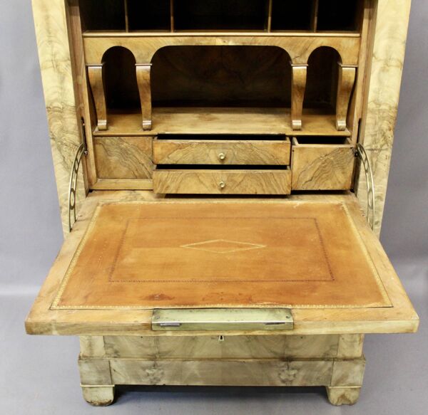 Secrétaire Charles X en ronce de noyer