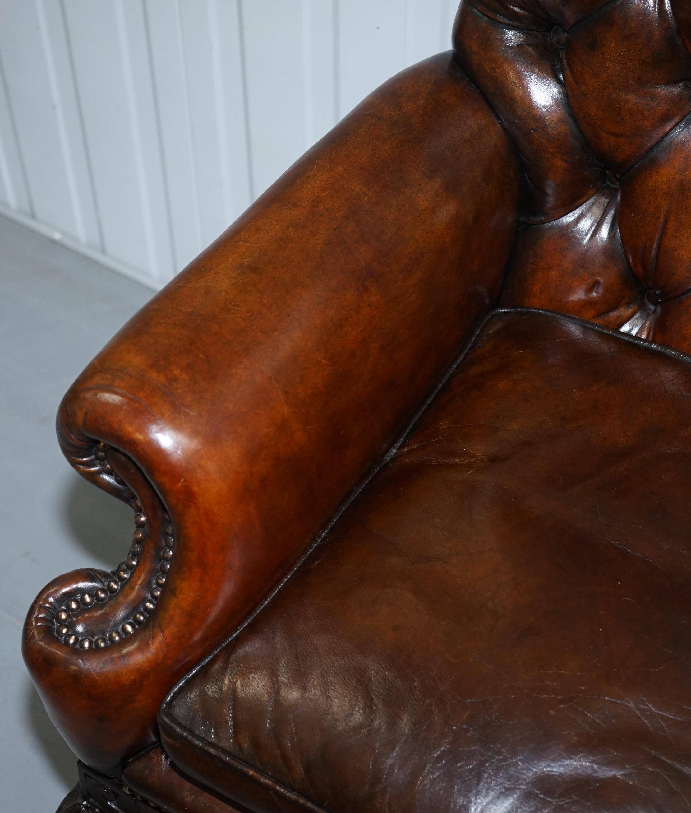Chesterfield leather canapé in Georgian style with lion paw carved feet.