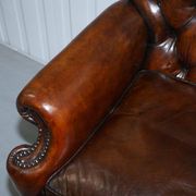 Chesterfield leather canapé in Georgian style with lion paw carved feet.