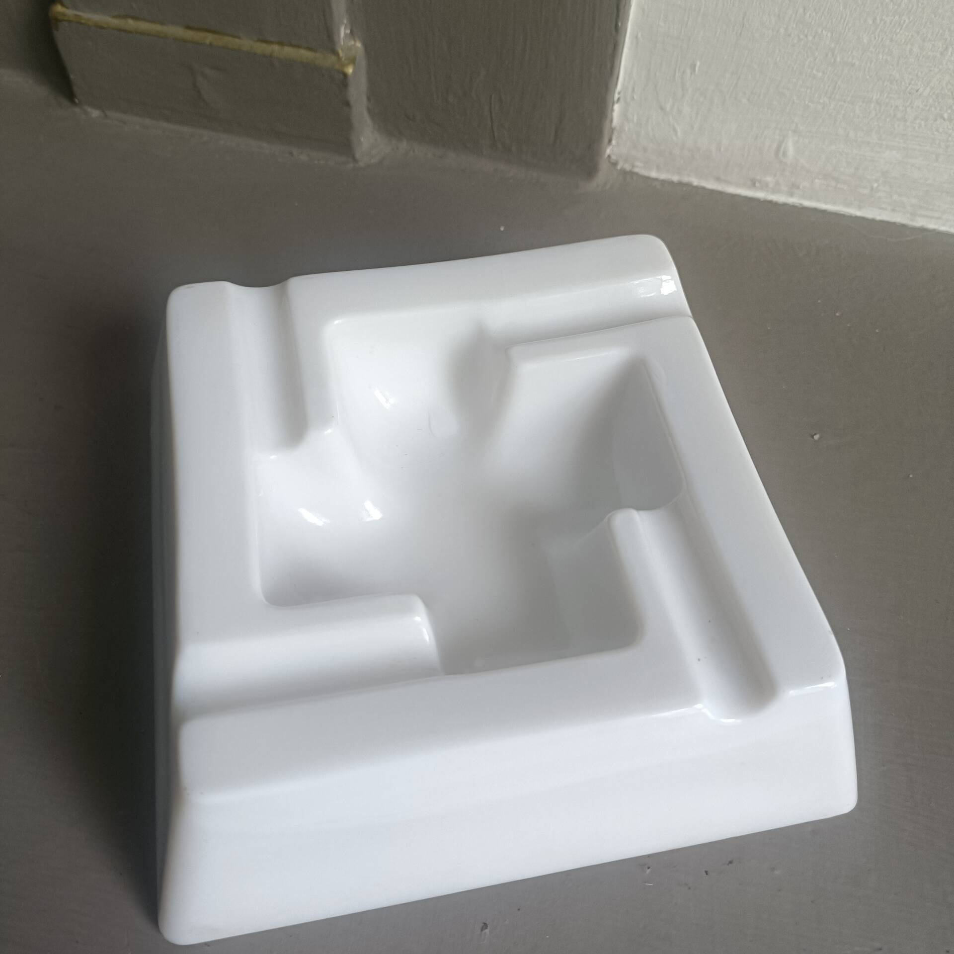 Cendrier en verre blanc, années 70