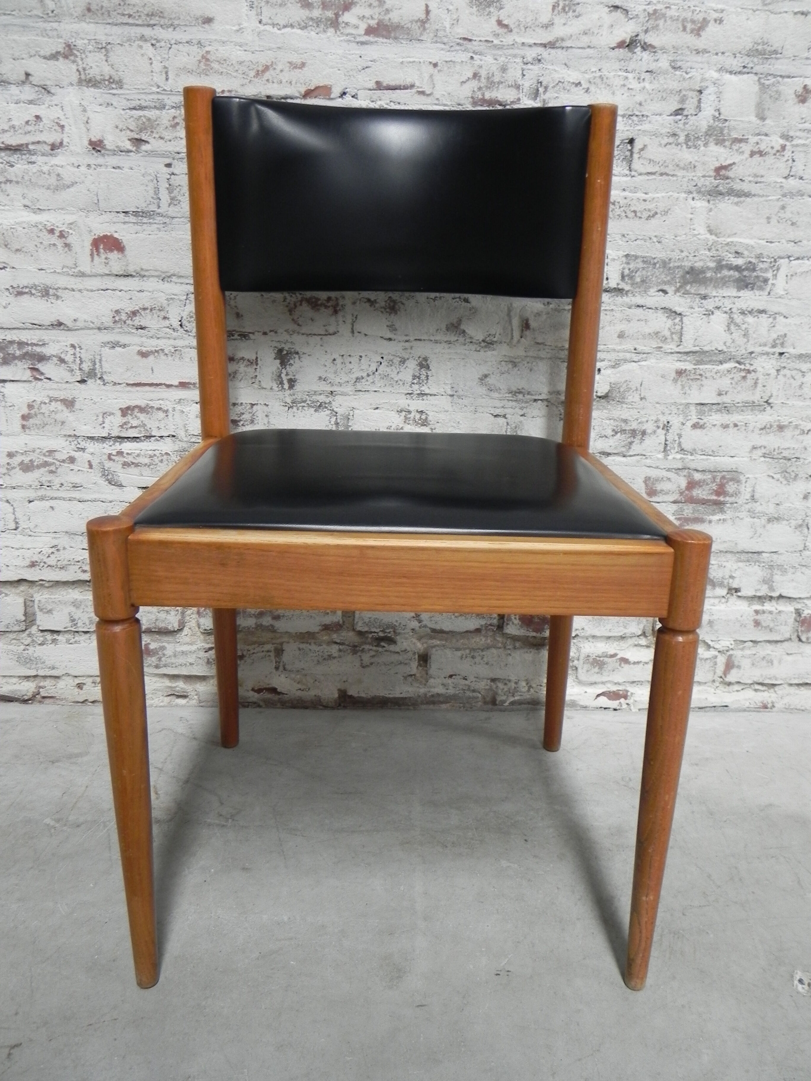 4 vintage chairs upholstered with skai