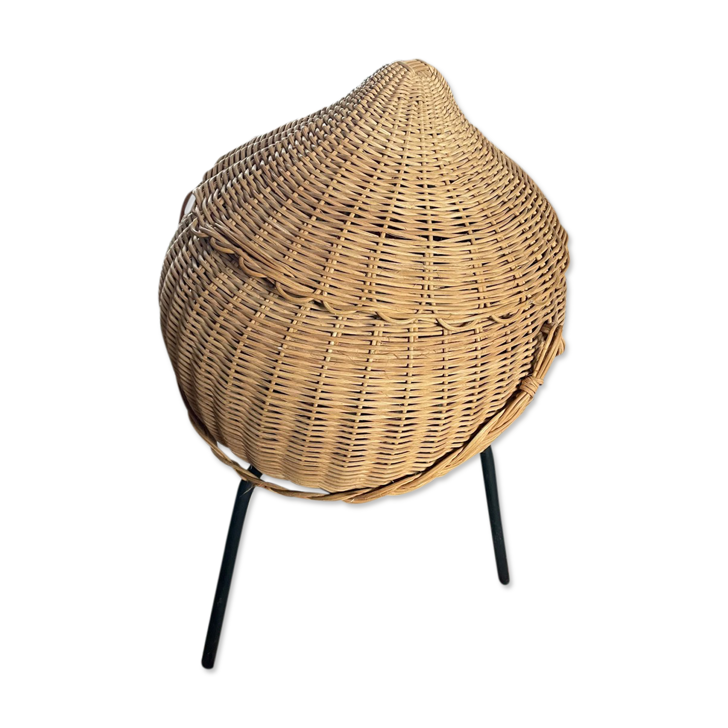 Wicker basket on foot fabric inner covering