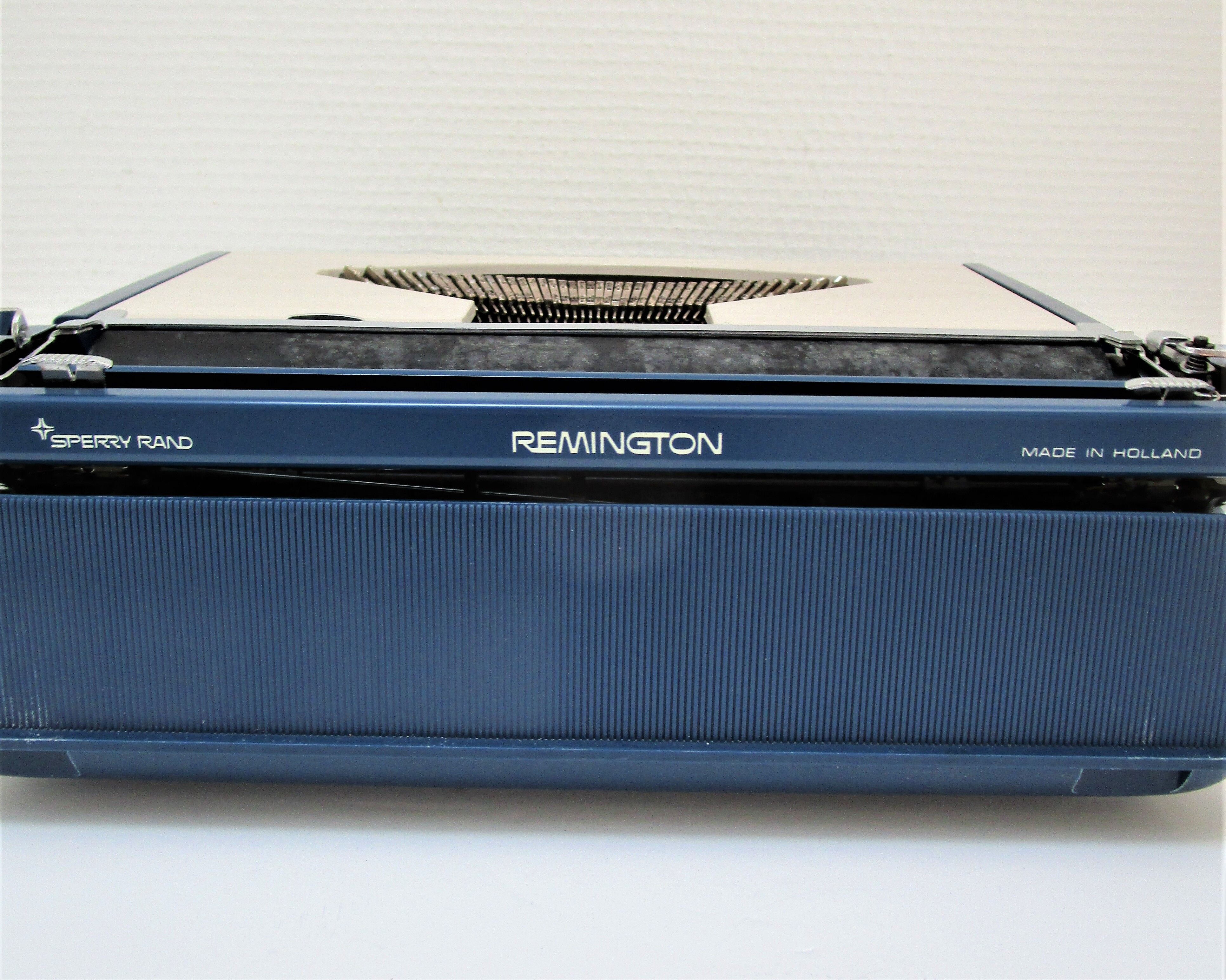 typewriter Remington Sperry rand Envoy III blue and white 70s