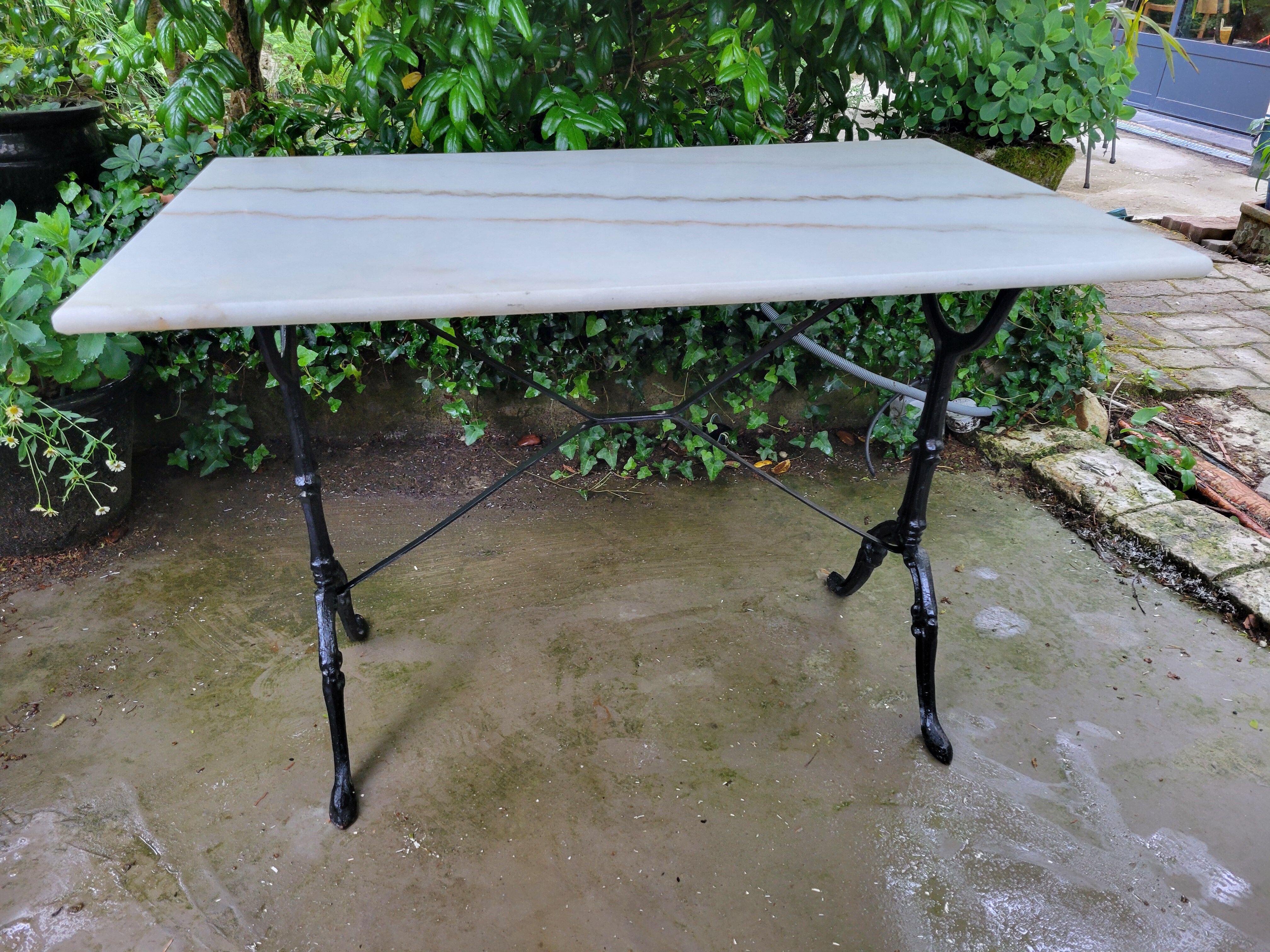 Bistro table in Carrara marble and cast iron, circa 1900.