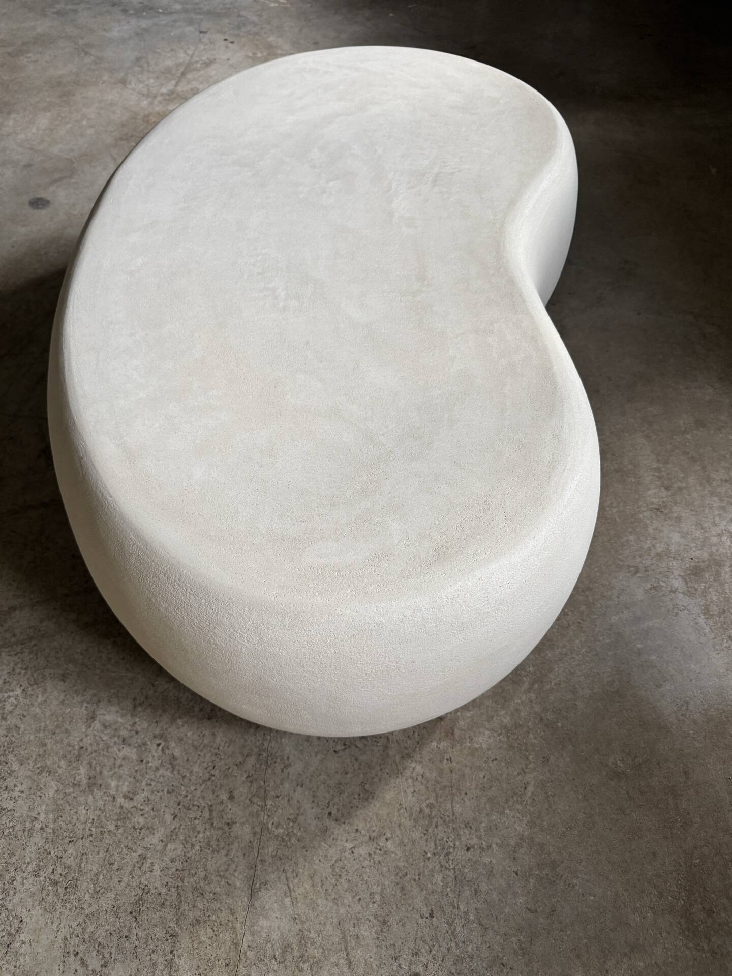 Table basse en béton ciré, micro-ciment forme haricot