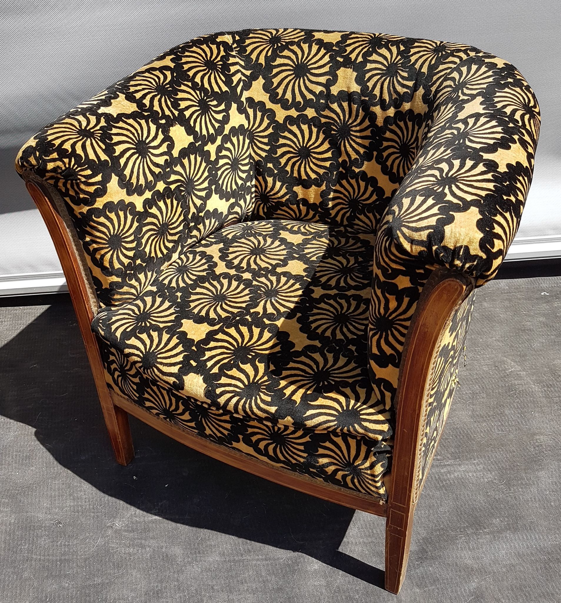 Armchair barrel Art Deco velvet Daisy spirit boudoir dandy