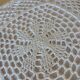 Coussin avec housse en crochet blanc