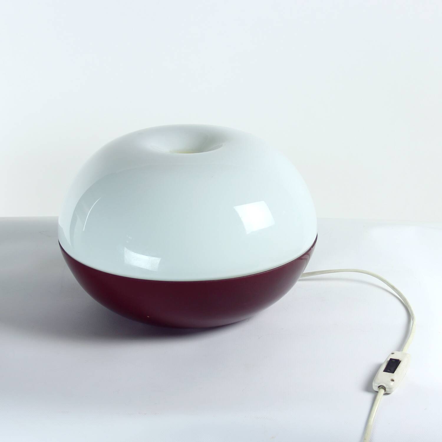 Grande lampe de table en verre opalin, Tchécoslovaquie, années 1960