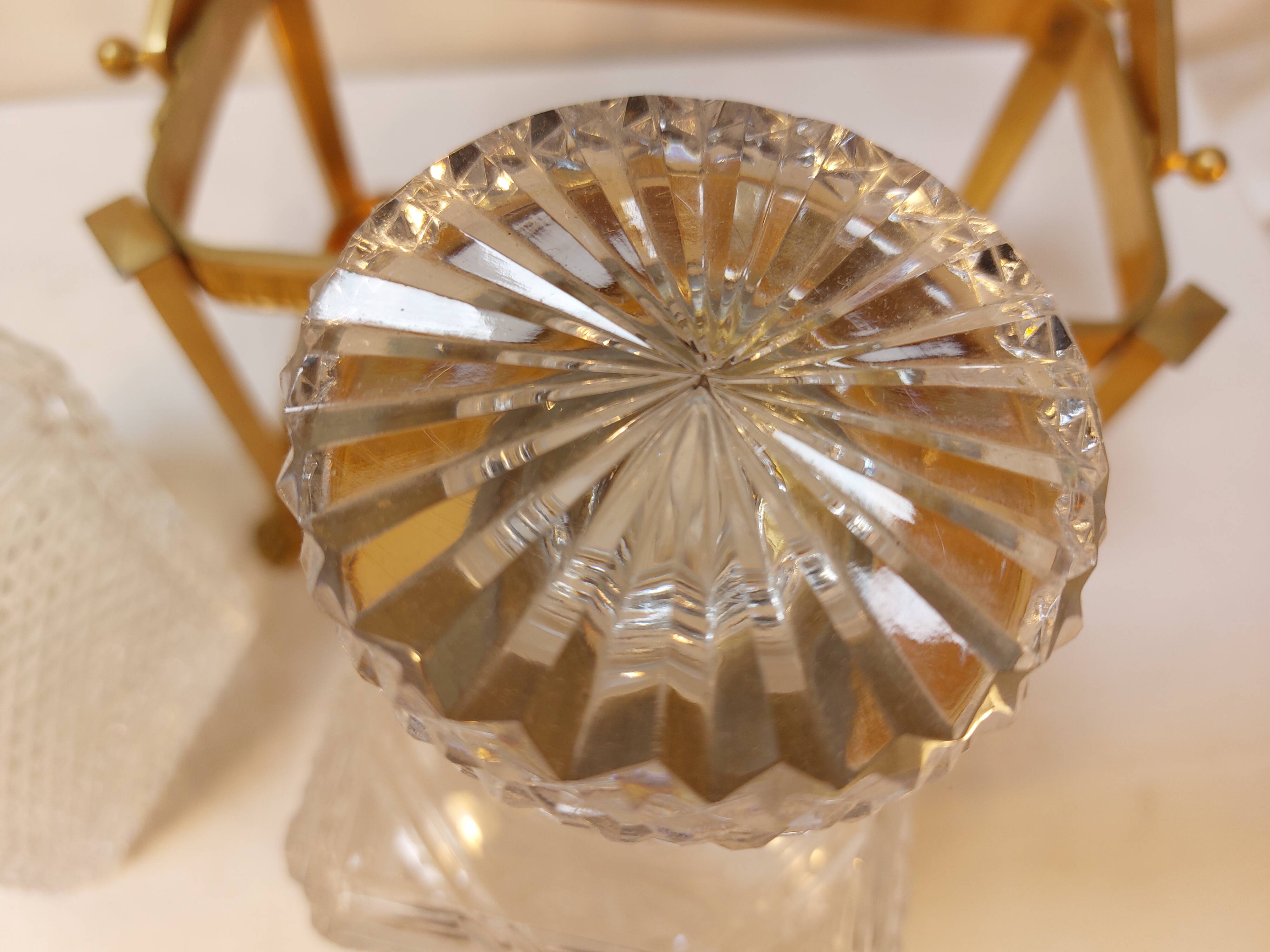 Whiskey cellar called "Tantalus" - Servant of 2 cut crystal carafes