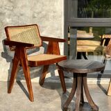Circular tripod pedestal table with central base, coffee table 50x50x50