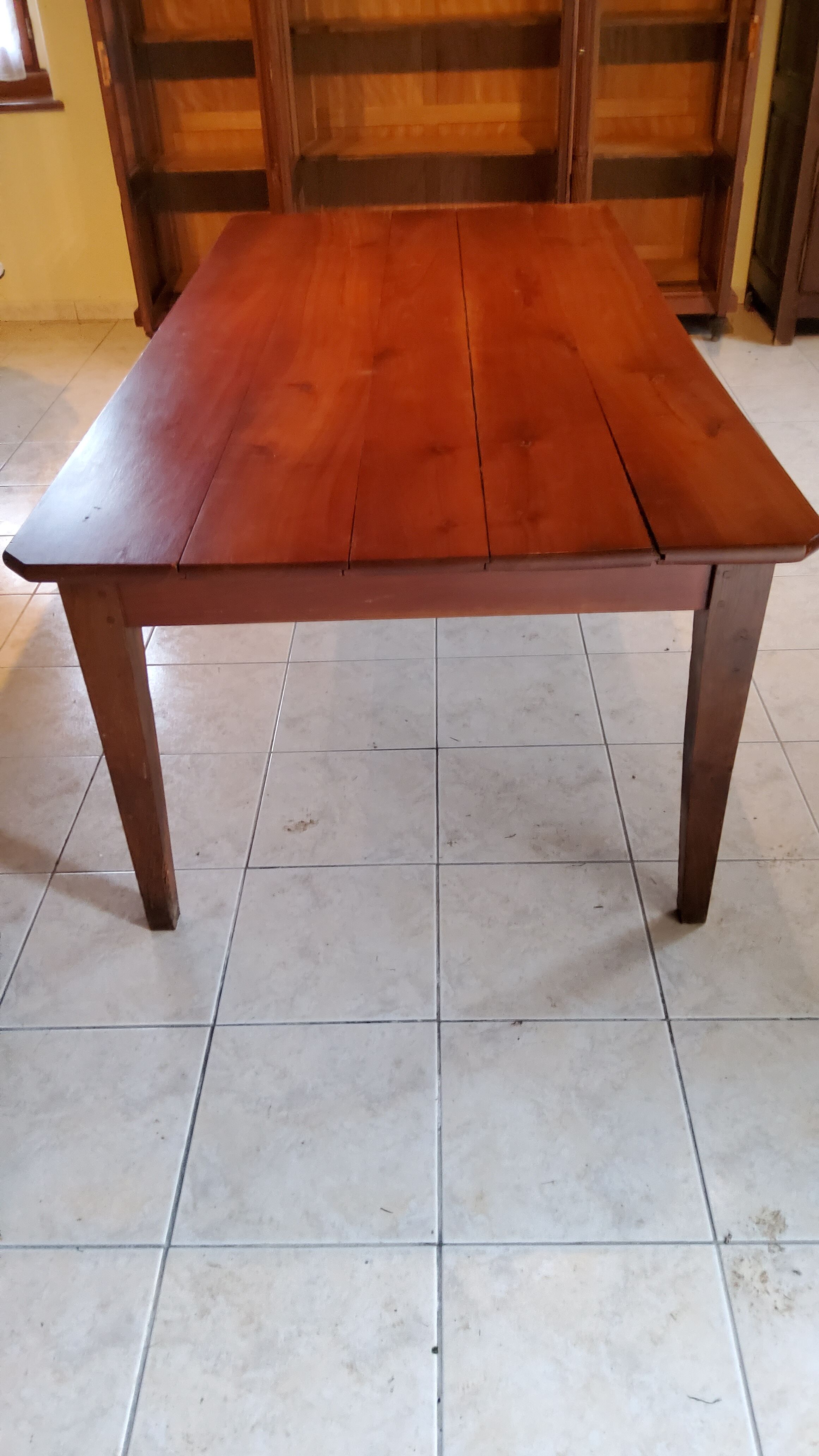 Cherry farm table of the nineteenth century spindle feet
