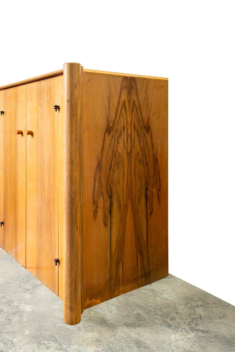 Credenza a quattro ante orizzontale Scuderia in noce di Carlo Scarpa per Bernini Italia, 1977