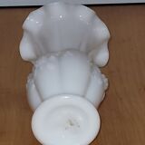 Vase in white opaline