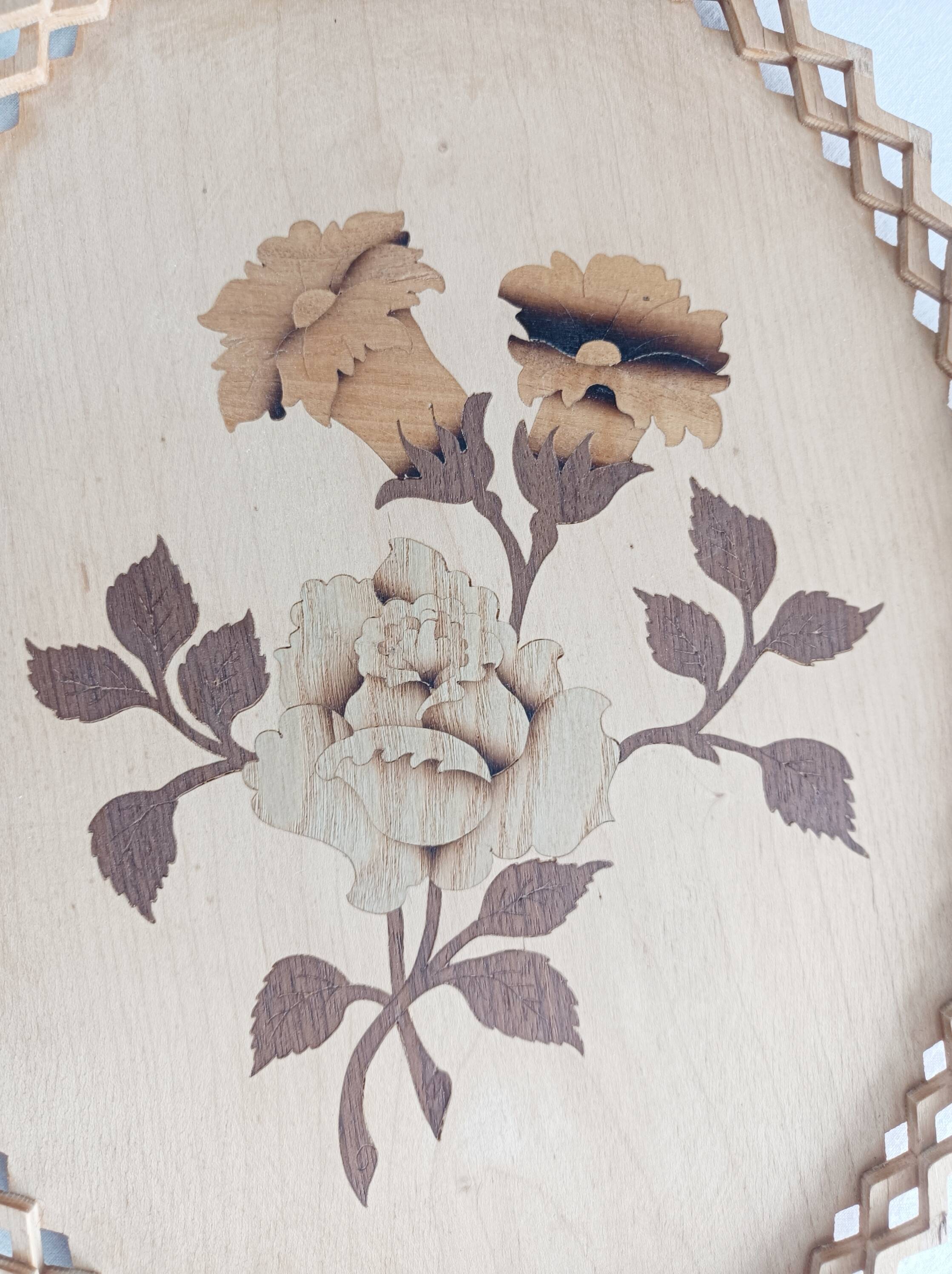 Plateau en bois, motif fleur