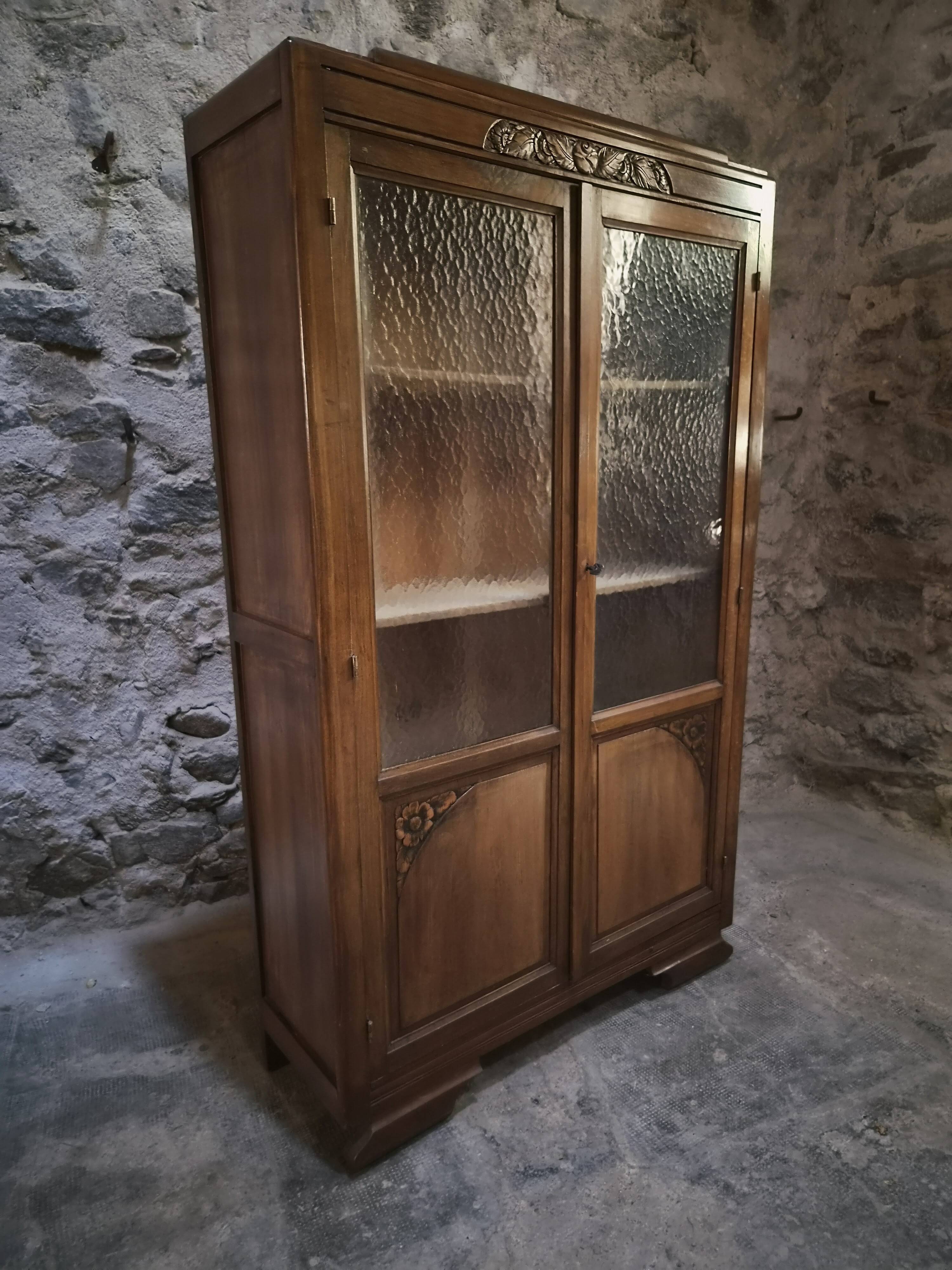 Vitrine française vintage en hêtre, bibliothèque à porte vitrée, meuble Art déco, vers 1930–1950