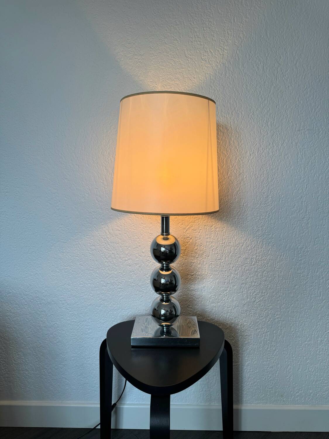 Lampe vintage années 80 en métal chromé à trois globes