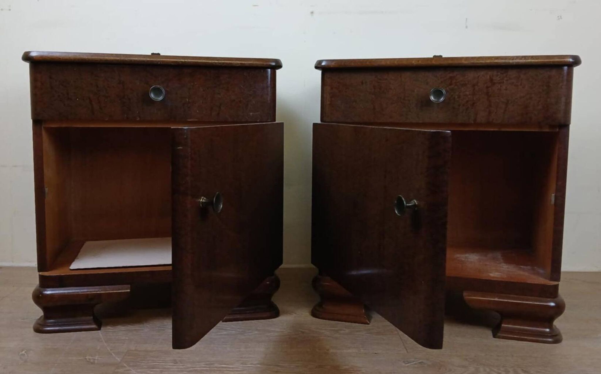 Pair of Art Deco period bedside tables or nightstands in burl circa 1930