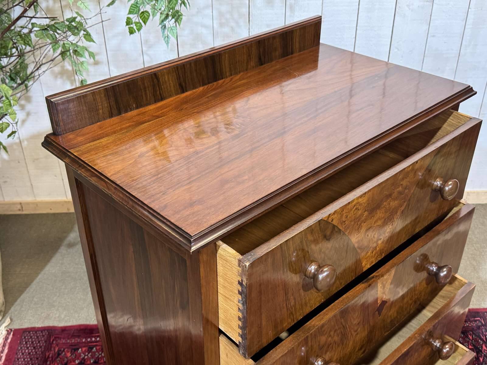 Commode anglaise en loupe de noyer et chêne, années 1930