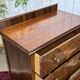 Commode anglaise en loupe de noyer et chêne, années 1930