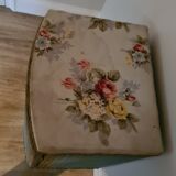 Meuble bleu pastel en rotin et tissu vintage