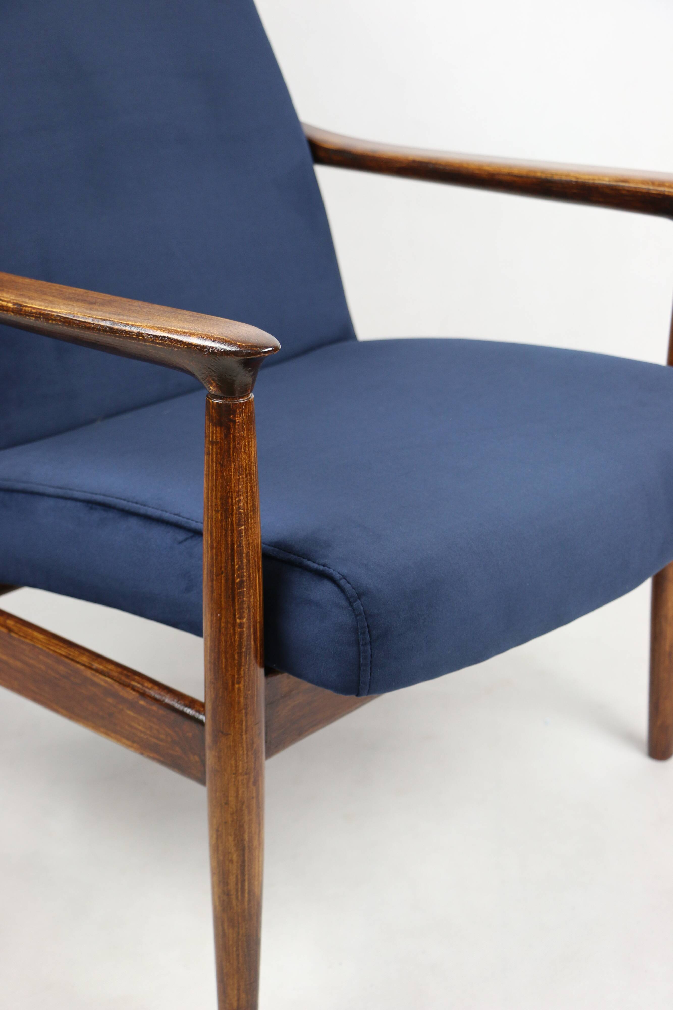 Fauteuil GFM-64, design Edmund Homa des années 60, bleu marine - bois foncé