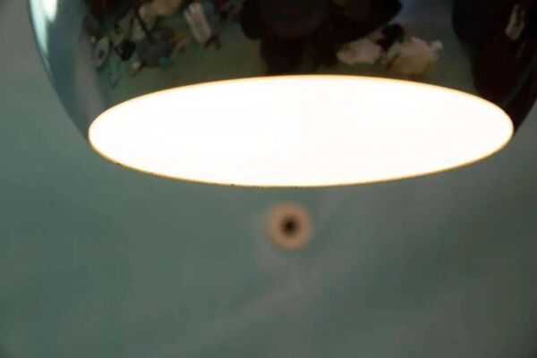 Lampe suspendue vintage sphère chromée, lampe œil de l'ère spatiale