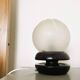 Petite lampe de table en bois noir avec globe en verre dépoli