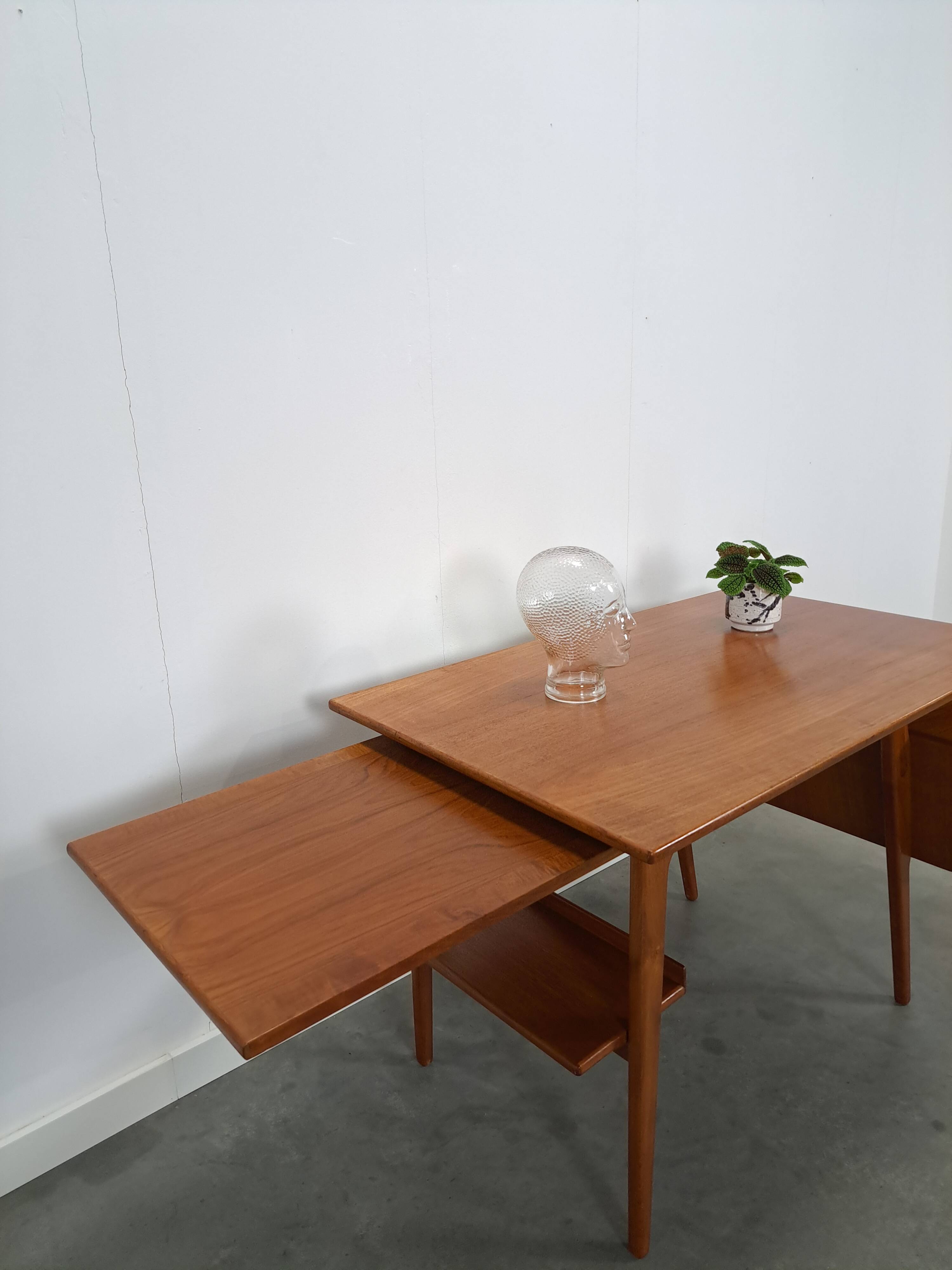 Teak vrijstaand partner bureau met schuine vormen, lades en extra werkblad