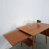 Teak vrijstaand partner bureau met schuine vormen, lades en extra werkblad