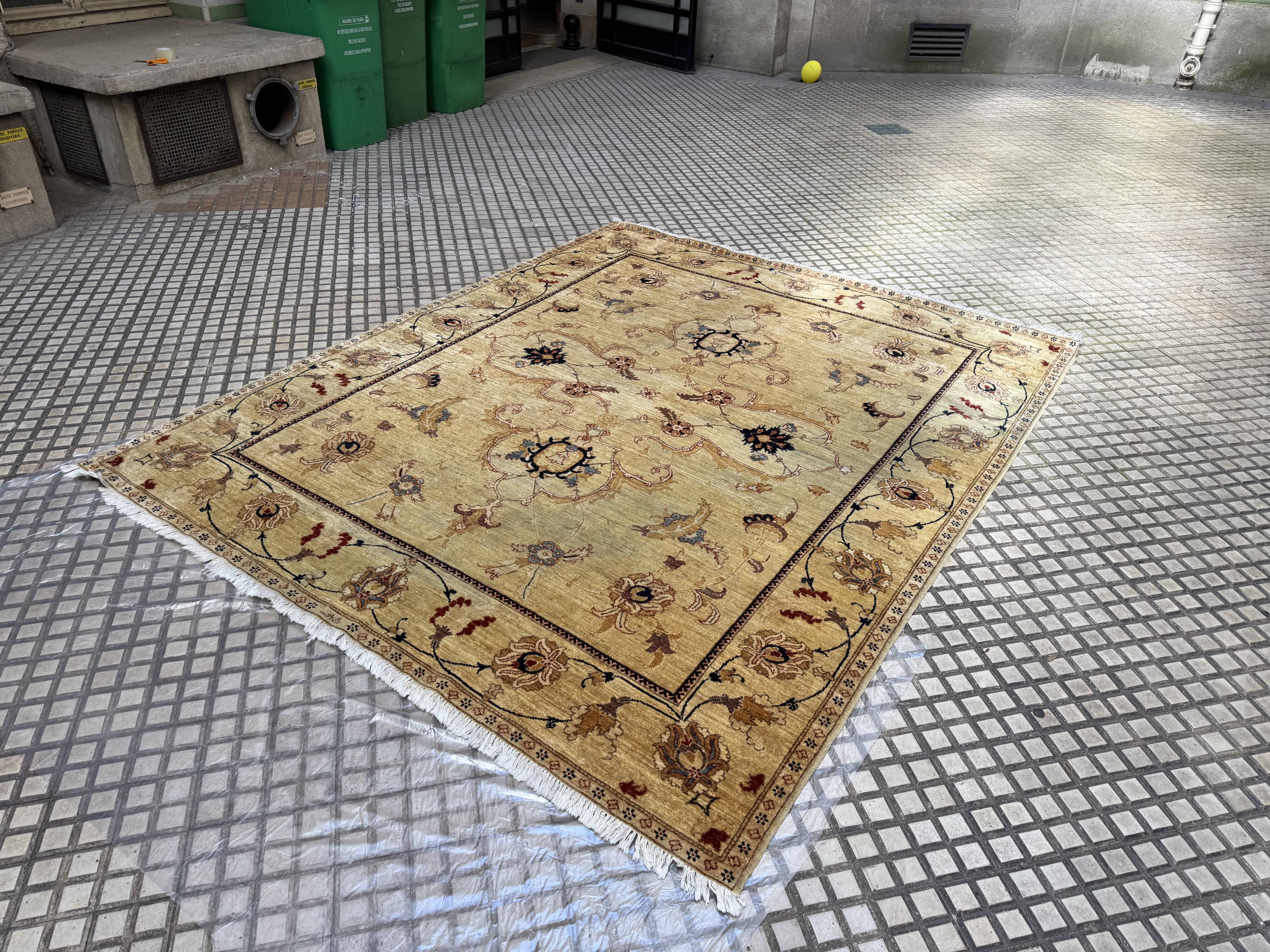 Tapis d’Orient noué main en laine, 287 × 237 cm