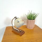 Lampe de table avec base en bois et abat-jour en verre avec des détails bleus vintage