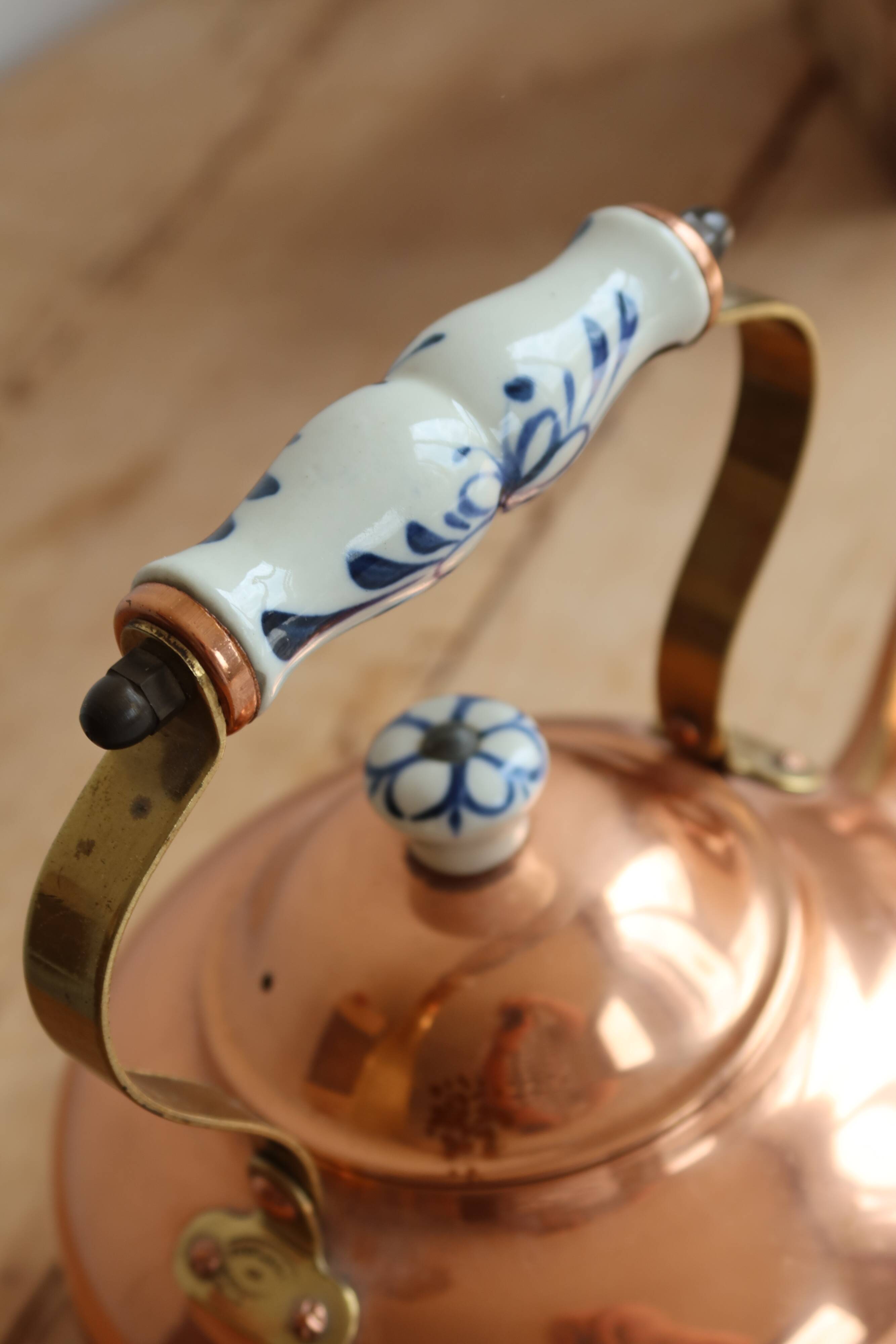 Vintage kettle in copper and ceramic