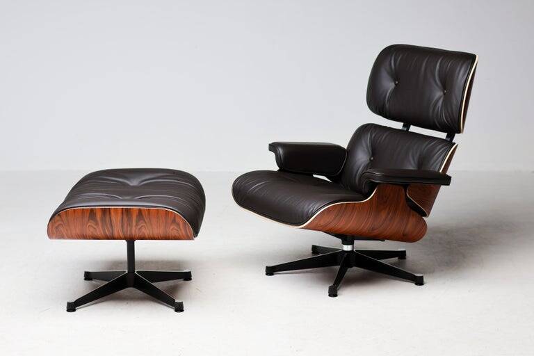 Fauteuil Eames XL et repose-pieds en palissandre de Santos avec cuir chocolat.