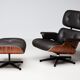 Fauteuil Eames XL et repose-pieds en palissandre de Santos avec cuir chocolat.