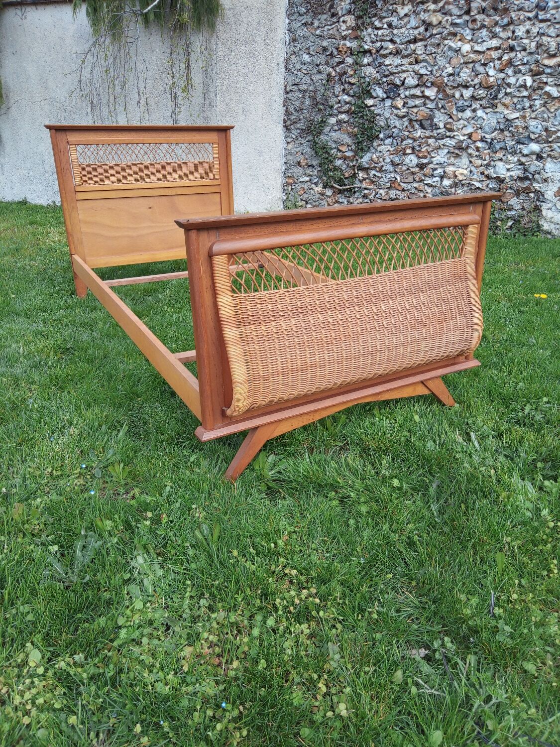 Bed 1 place wood and rattan