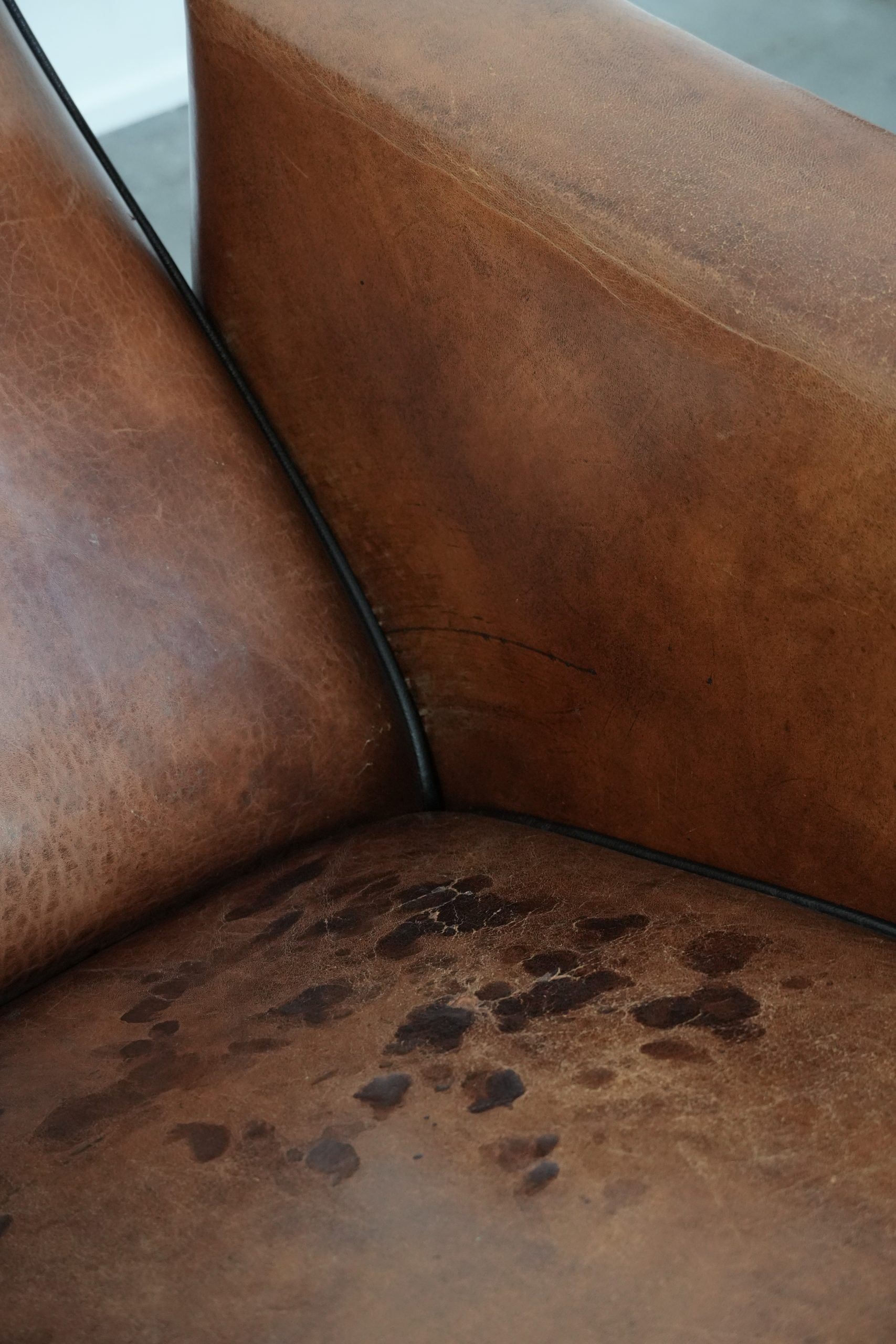 Comfortable and adjustable sheepskin relax armchair with a sleek design