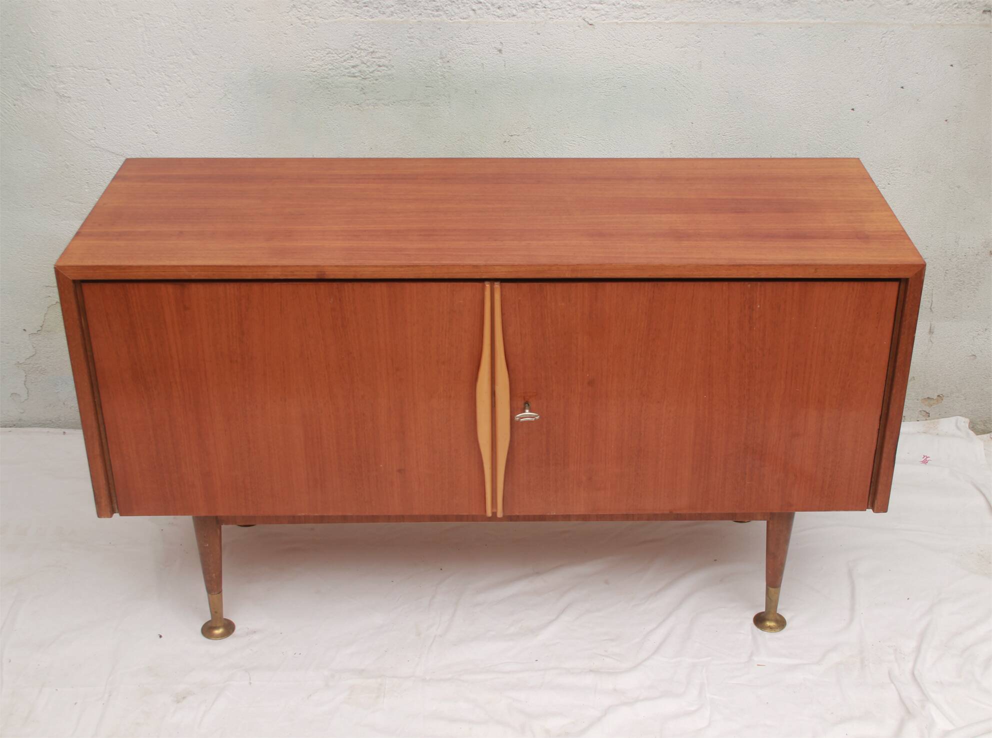 Buffet des années 1950 en noyer