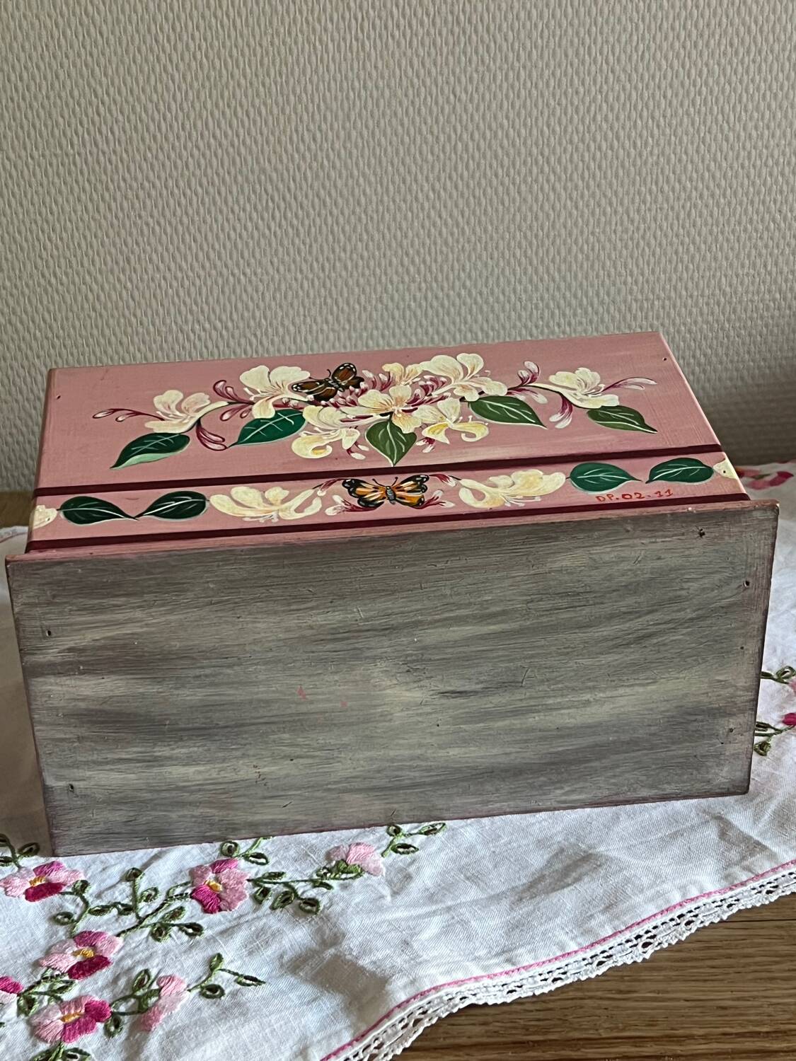 Hand-painted wooden basket – vintage charm and folk authenticity