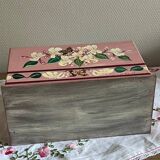 Hand-painted wooden basket – vintage charm and folk authenticity