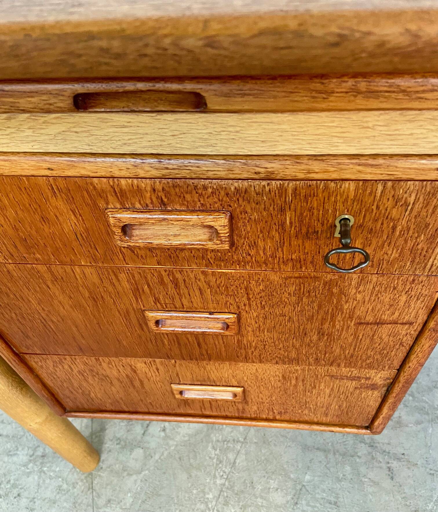 Vintage Danish desk in teak and oak by Børge Mogensen for Søborg Møbelfabrik, 1960s.